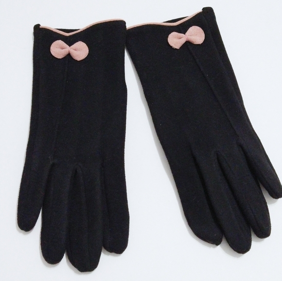 Accessories - NWT Women's Faux Suede Black Gloves